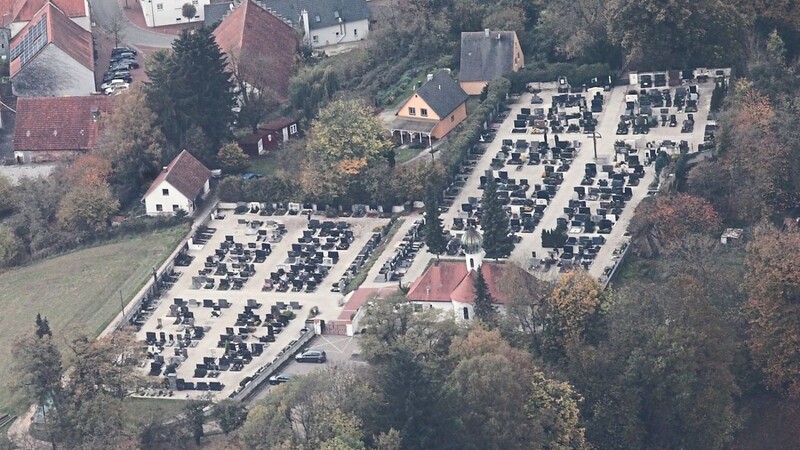 Auf den Friedhöfen der Stadt Rottenburg (im Bild der Bergfriedhof an der Pfarrkirche St. Georg) gibt es vielfältige Bestattungsmöglichkeiten.  Foto: gt