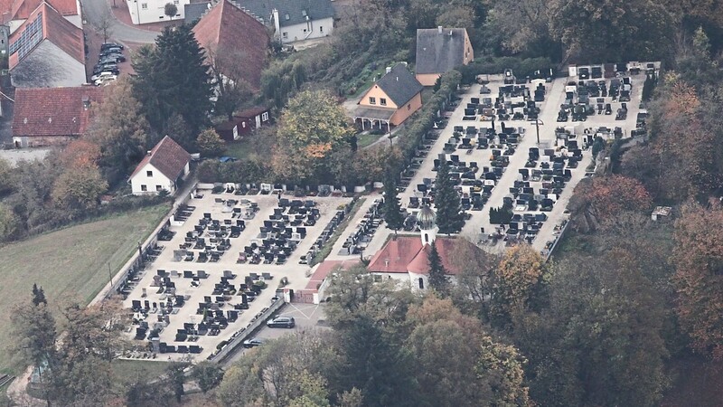 Auf den Friedhöfen der Stadt Rottenburg (im Bild der Bergfriedhof an der Pfarrkirche St. Georg) gibt es vielfältige Bestattungsmöglichkeiten.  Foto: gt
