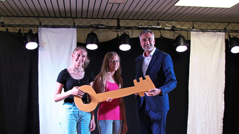Offiziell eröffnet hat Stadtrat Thomas Burger (SPD) das diesjährige Mini-Regensburg gemeinsam mit den beiden letzten Bürgermeisterinnen Sarah-Marie und Chiara.