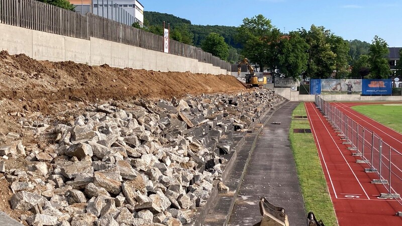 In diesen Tagen trägt die Abbruchfirma Althammer die Betonstufen im Städtischen Stadion ab.