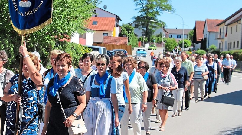 Die Frauenbundmitglieder beteiligen sich, hier sogar mit Fahne, gerne an Festen und Feiern in Pfarrei und Marktgemeinde.