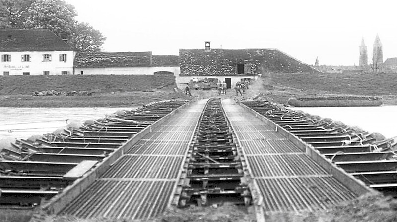 Das Foto aus Karl A. Bauers Archiv zeigt mit Blick auf die Länd und die Kirchtürme im Vordergrund die Ponton-Ersatzbrücke.