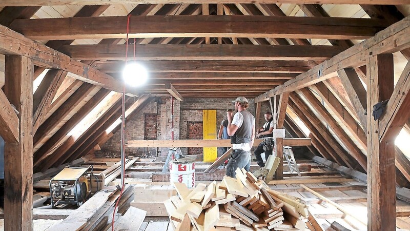 Für die Zimmererleute gibt es auf dem Dach des Firmerbräu viel zu tun: Alte Holzteile müssen ersetzt oder gestützt werden.
