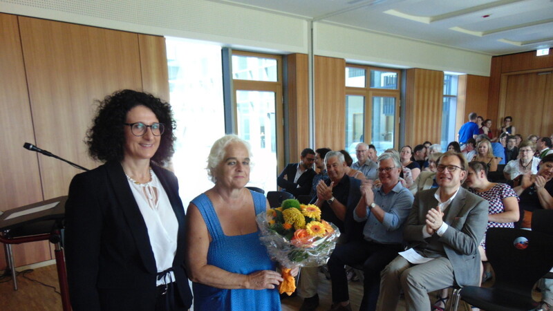 Hildegard Schwammberger, Plattlings Aushängeschild für Klavierspiel, wurde von Schulleiterin Roswitha Artmeier in den Ruhestand verabschiedet.