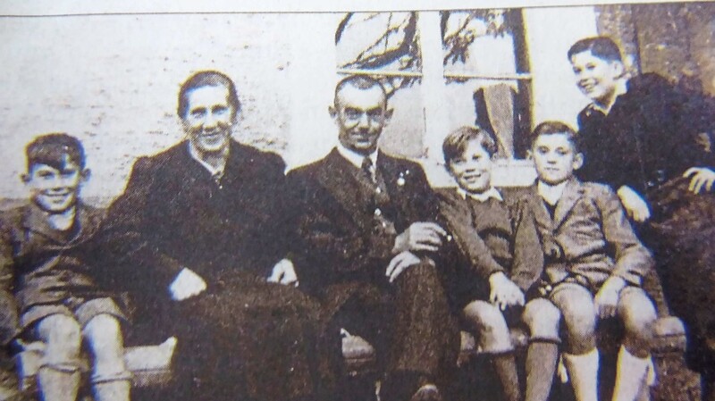 Von links: Familie Groß vor 77 Jahren. Bruder Albert, Mutter Regina, Vater Johann, Ernst Groß mit Bruder Sepp, und Hans Groß (später lange Jahre Donaustaufer Bürgermeister).