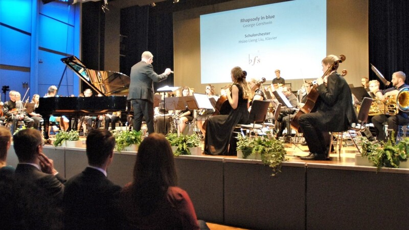 Das Schulorchester mit stellvertretendem Schulleiter Ludwig Beck als Dirigent.