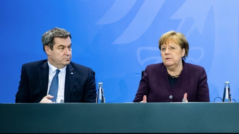 Markus Söder und Angela Merkel äußern sich bei einer Pressekonferenz nach dem Treffen der Bundeskanzlerin und weiteren Mitgliedern der Bundesregierung mit den Regierungschefinnen und Regierungschefs der Länder im Bundeskanzleramt.