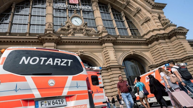 Ein Notarztwagen steht vor dem Frankfurter Hauptbahnhof, nachdem es bei der Einfahrt eines Zuges zu einem Zwischenfall mit einem Kind kam.