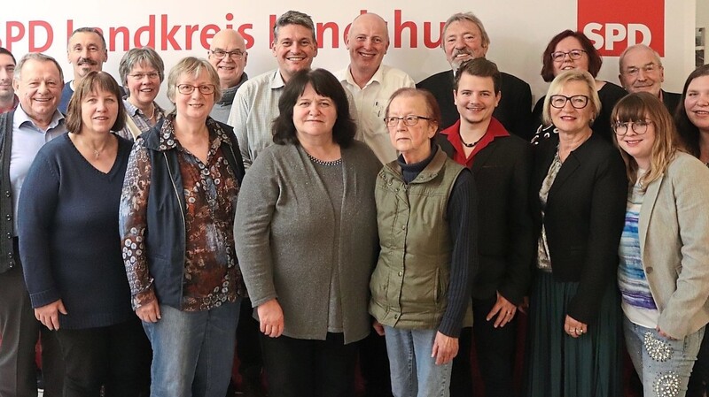 Die SPD-Stadtratskandidaten mit Bürgermeisterkandidatin Angelika Wimmer.