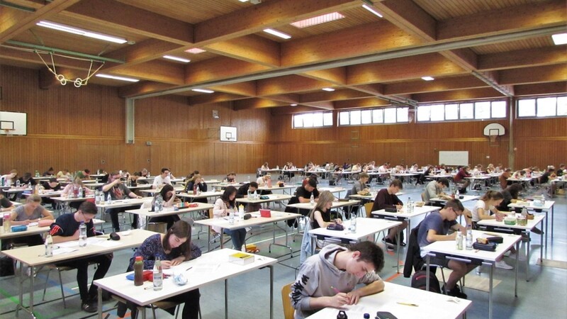Insgesamt 82 Niederalteicher Schüler saßen gestern in der Turnhalle an der Deutschprüfung.