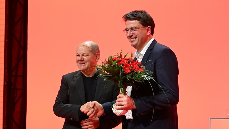 Kanzler Olaf Scholz (l.) ist nach München gekommen, um Wahlkämpfer Florian von Brunn zu unterstützen.