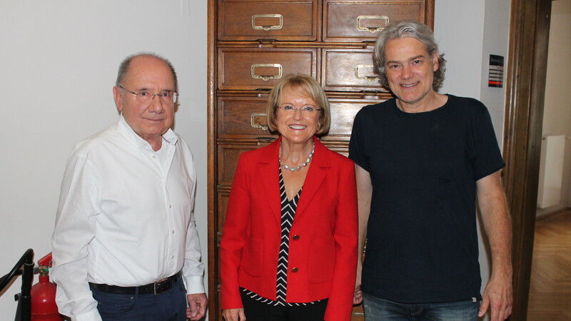 Dr. Martin Huber und Dr. Regine Langer-Huber mit Pianist Gerold Huber (r.), seit März 2022 neben der Professur in Würzburg auch Professor an der Hochschule für Musik München.