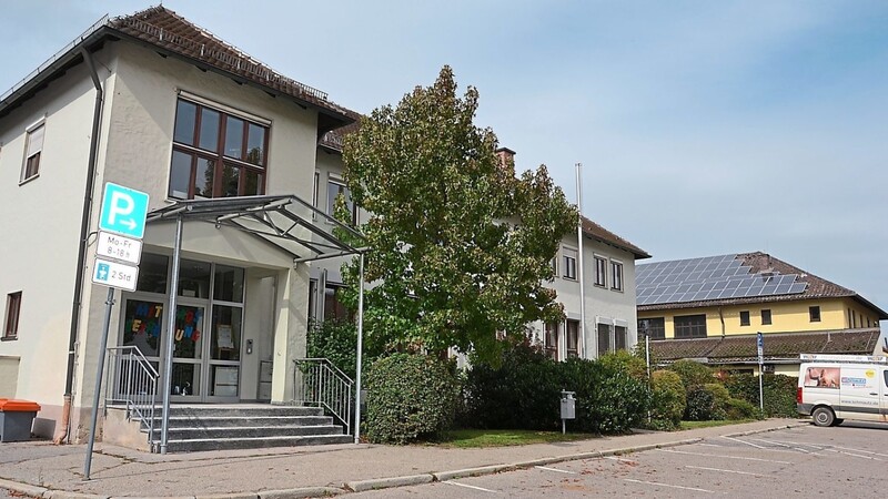 Das ehemalige AOK-Gebäude an der Paul-Nappenbach-Straße und die Stadthalle hat der Rechnungsprüfungsausschuss im Zuge seiner Revision besichtigt.