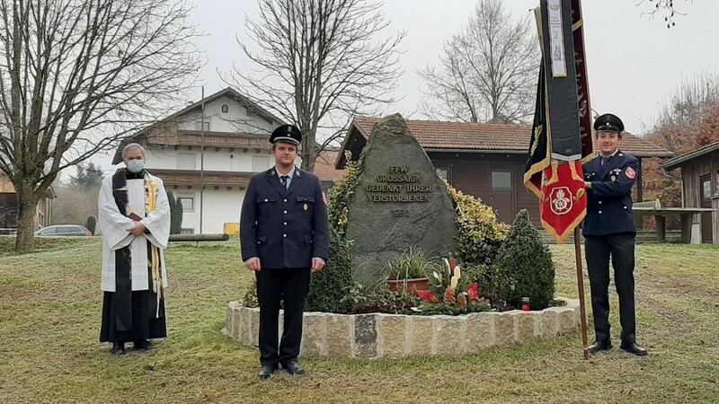Zu Ehren aller verstorbenen Kameraden legte Kommandant Andreas Breu am Gedenkstein ein Waldgebinde nieder.