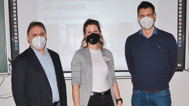 Berufsberater Konrad Groitl (links) und Konrektor Michael Aumann begrüßten Katharina Reiner, die zu Berufen im Innenausbau referierte.