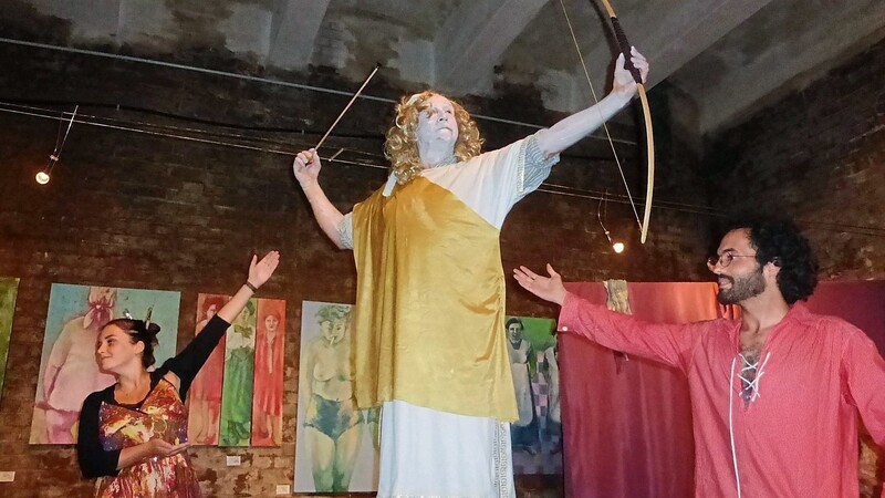 Eine "lebendige" Statue der Göttin Diane: Pfarrer Jörg Gemkow mit Natalie Pludra und Marvin Santos in der Burleske des Theatervereins bei der Aufführung an den Kulturtagen in diesem Jahr.