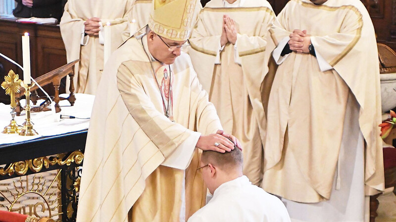 Mit der Handauflegung weihte Bischof Rudolf Voderholzer Diakon Dirk-Henning Egger.