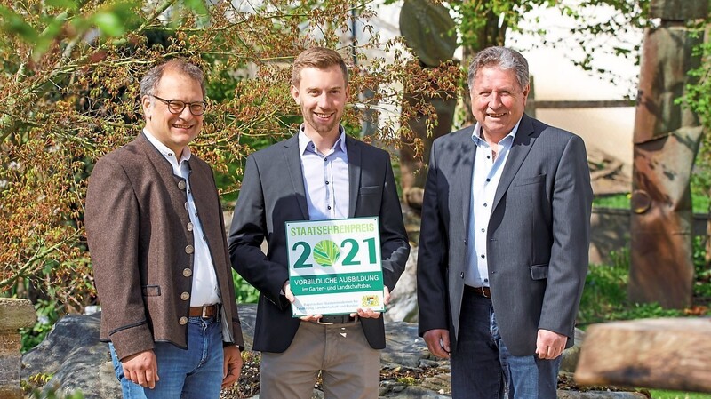 Freude über die Auszeichnung: Ausbildungsleiter Markus Siebauer, Geschäftsführer Anton Huber und der ehemalige Azubi und Ausbilder Alexander Krieger (v.l.).