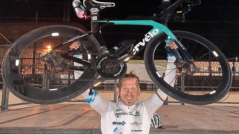 Erschöpft, aber überglücklich stemmt Rainer Steinberger sein Rennrad nach dem Sieg beim Adriatic Marathon in Italien in die Höhe.