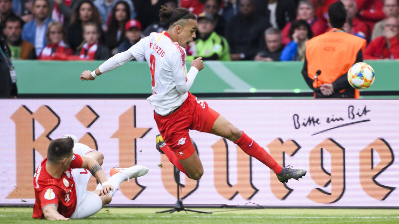 Die Stärke von Niklas Süle: Bayerns Abwehrchef grätscht Express-Kicker Yussuf Poulsen (re.) in hohem Tempo während des DFB-Pokal-Finales 2019 ab.