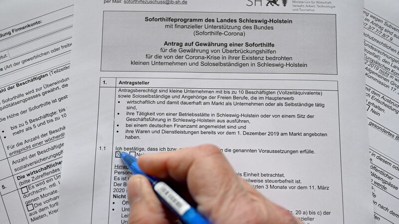 Ein Antrag auf Gewährung einer Soforthilfe wird ausgefüllt - hier in Schleswig-Holstein.