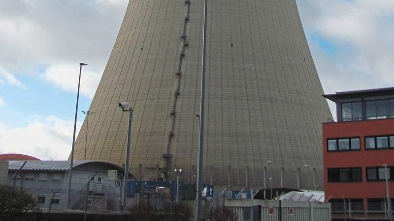 Bis zum Jahresende werden noch Dampfschwaden aus dem Kühlturm von Isar 2 aufsteigen, dann wird das Kernkraftwerk stillgelegt.