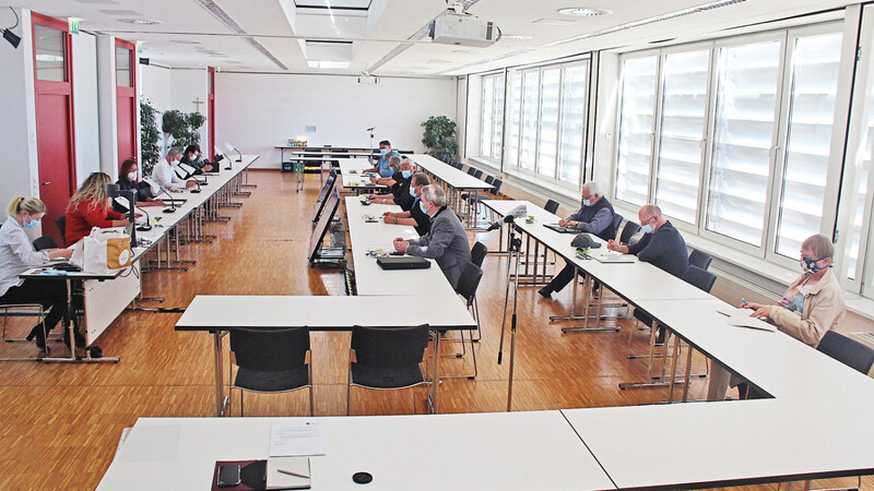 In den Seminarräumen 2 und 3 der Ausstellungs- und Veranstaltungs-GmbH trafen sich die Mitglieder des Werkausschusses maskiert und im gehörigen Sicherheitsabstand zur zweiten Sitzung in diesem Jahr.