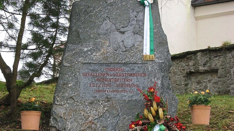 Der 1972 errichtete Gedenkstein neben der Pfingstreiterkirche wurde 2013 restauriert.