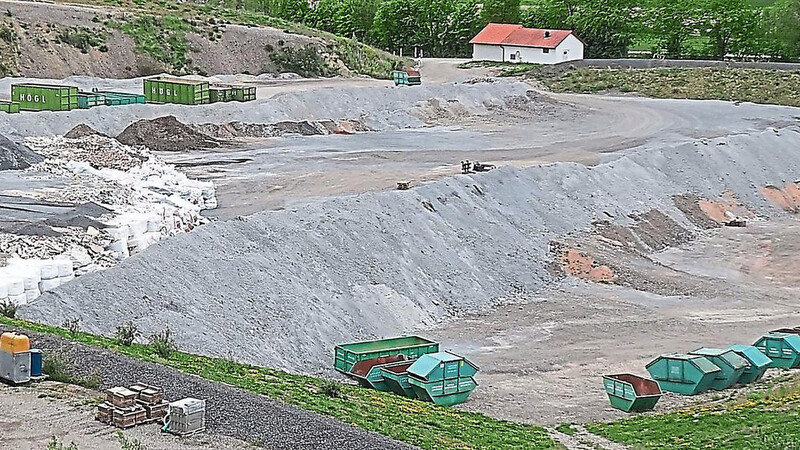 Mit der Ablagerung von Abfällen in der Reststoffdeponie Spitzlberg hat der Landkreis Landshut im vergangenen Jahr knapp 2,4 Millionen Euro verdient - rund 540000 Euro mehr, als kalkuliert waren.