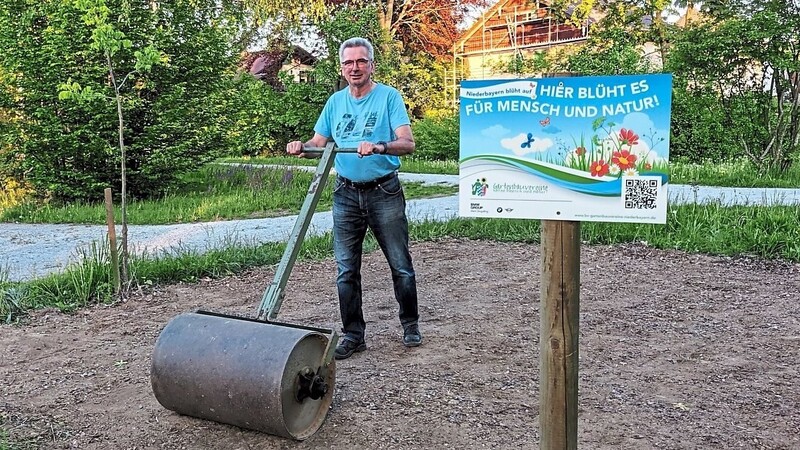 Der Gartenbauverein-Vorsitzende Ludwig Reithmaier führte die Arbeitsschritte aus.