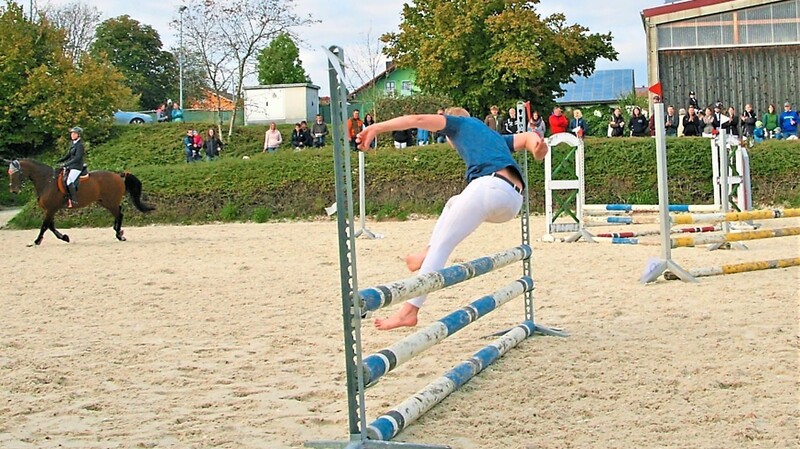 Beim Wettbewerb "jump and run" wurde im Springparcours auch ohne Pferd gekämpft.