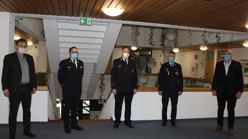 Landrat Franz Löffler (rechts) mit den Feuerwehrführungskräften und Regierungsdirektor Norbert Wittmann