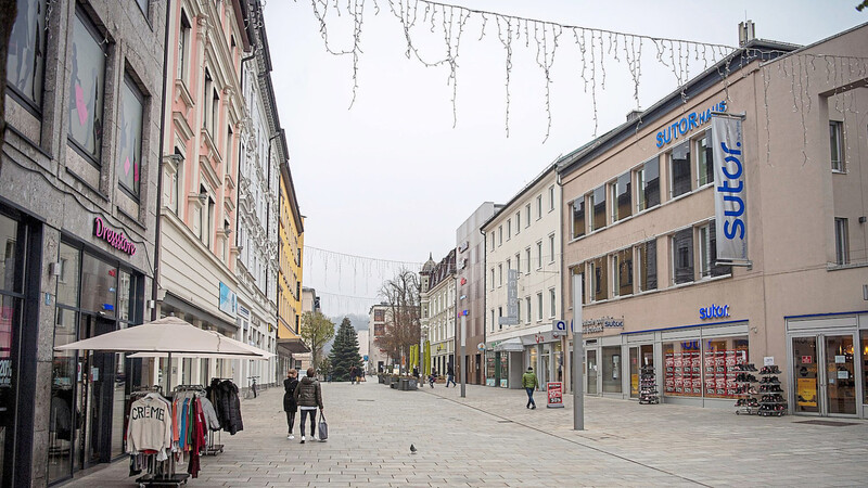 In Passau war am Wochenende die Fußgängerzone verwaist. Die Geschäfte sind geschlossen. Auch im Kreis Passau und in Regen gelten ab Mittwoch Ausgangsbeschränkungen, zunächst jedoch nur nachts.