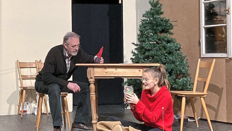 Pettersson und Findus - hier die beiden Hauptdarsteller - sorgen für Spaß auf der Weihnachtsbühne des LSK.