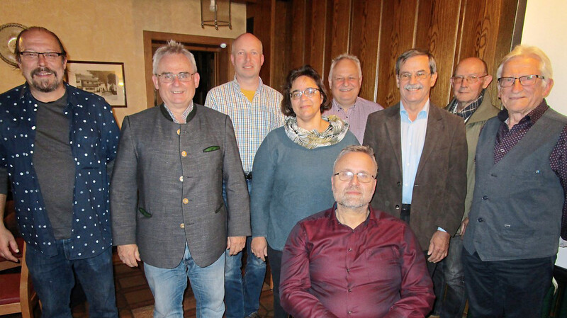 Die neue Vorstandschaft des Heimat- und Museumsvereins (ohne Traudl Franz und Klaus Janssen) mit dem Museumsleiter Bernhard Zirngibl.