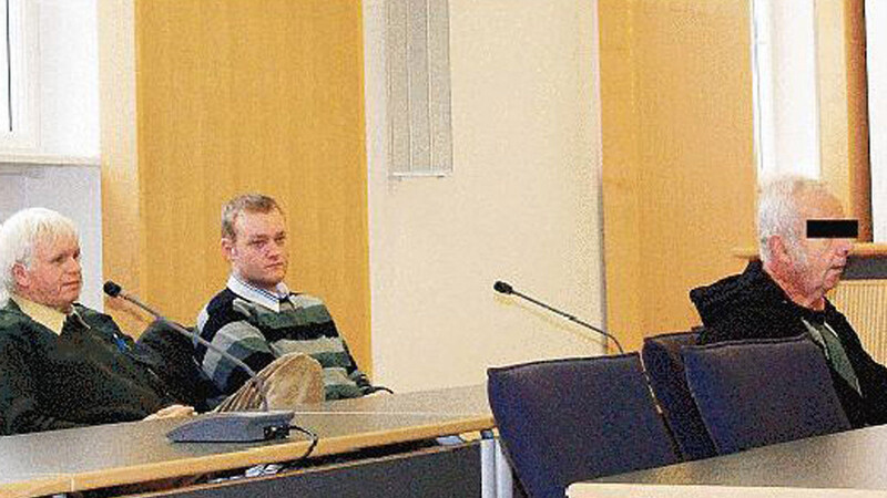Der 62-jährige Angeklagte (rechts), der im Juli 2012 seine Ehefrau mit dem Vorsatz der Tötung mindestens elfmal auf den Kopf geschlagen hatte, wurde zu sieben Jahren Haft verurteilt.