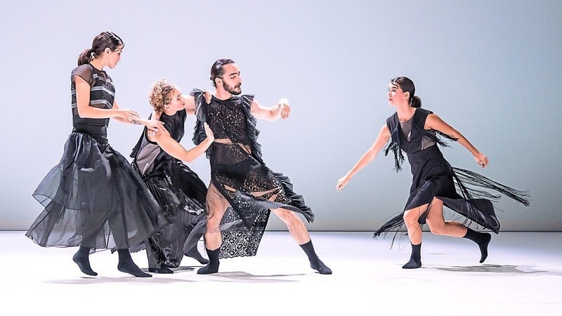 Geschlechterzuordnungen durch Bewegung und Kostüme aufzulösen, ist die Intention von Georg Reischls Tanzproduktion "Juke Box Heroes" am Theater Regensburg.