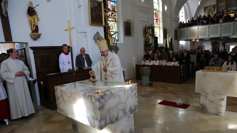 Mit einem besonderen Reinigungsritual weihte Bischof Rudolf Voderholzer den neuen Altar der Pfarrkirche.