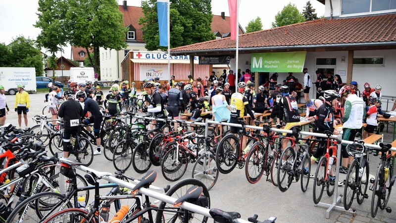 Bei der Jubiläumsveranstaltung der Radtourenfahrt "Quer durch die Holledau" war am Sonntag so einiges los am Viehmarktplatz. 787 Radfahrer haben in diesem Jahr teilgenommen.