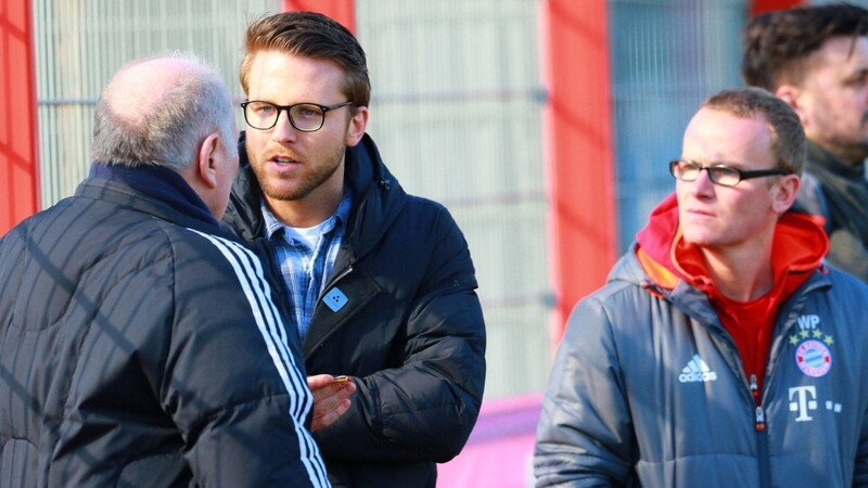 Jugend-Chefscout Timon Pauls vom FC Bayern (M.) im Gespräch mit seinem großen Förderer Uli Hoeneß.
