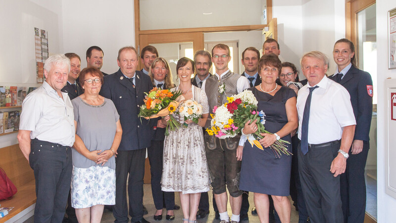 Vorsitzender Anton Reimer gratulierte für die "Wehr" und überreichte an die hübsche Braut - verbunden mit den besten Wünschen - einen Blumenstrauß.
