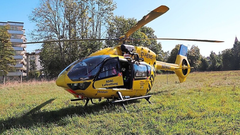 Der Hubschrauber der ADAC Luftrettung landete am Mittwochvormittag auf den ehemaligen SpVgg-Fußballplätzen am Bahnhof.
