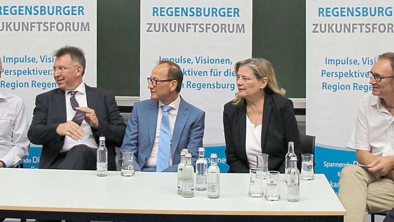 Höflich formuliert und doch bestimmt waren die Meinungen der Plenumsteilnehmer beim 25. Regensburger Zukunftsforum.
