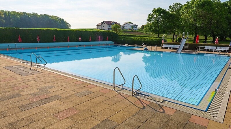 Das Schwimmbecken im Hohenthanner Freibad muss dringend saniert werden. Im Gemeinderat wurden nun verschiedene Sanierungskonzepte vorgestellt.
