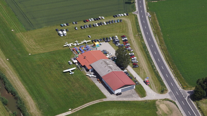 Am Sonntag haben die Mitglieder des Luftsportvereins wieder ein Flugplatzfest ausgerichtet. Etwa 700 Besucher kamen nach Achldorf.
