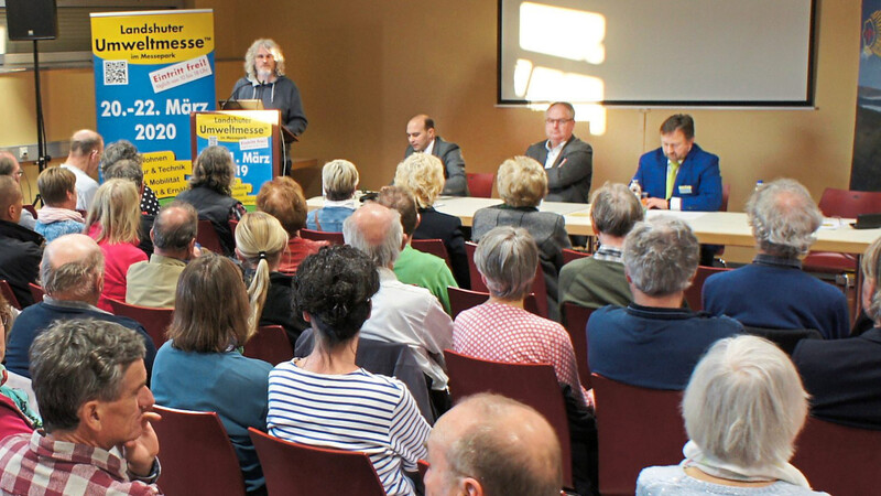 Jochen Stay (links) stieß am Freitag auf der Umweltmesse eine hitzige Diskussion um die Atommüll-Lagerung in Niederaichbach an.