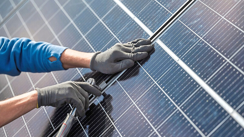 Immer mehr Bürger hätten den Wunsch, sich an erneuerbaren Energien zu beteiligen und etwa in Photovoltaik-Anlagen zu investieren, begründen die Grünen ihren Antrag auf Bürgerbeteiligung an städtischen PV-Anlagen. (Symbolfoto)