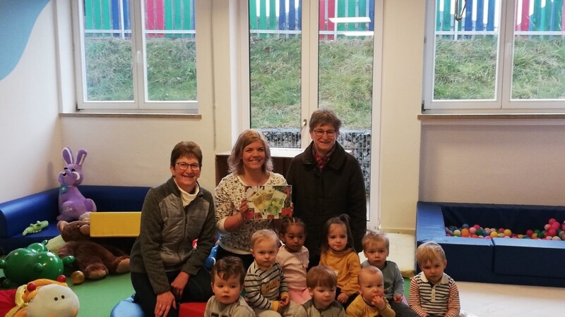 Die beiden Vorsitzenden des OGV Blaibach, Brigitte Lankes (l.) und Annette Krieger (r.) - hier in der Kinderkrippe - überbrachten dem Blaibacher Kinderhaus eine großzügige Spende.