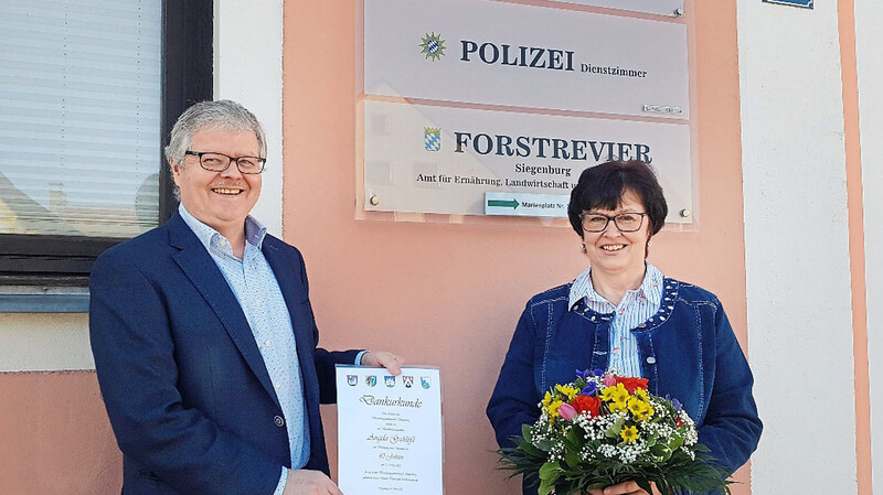 VG-Gemeinschaftsvorsitzender Gerhard Zeitler gratulierte Angela Gschlößl zu ihrem besonderen Dienstjubiläum.