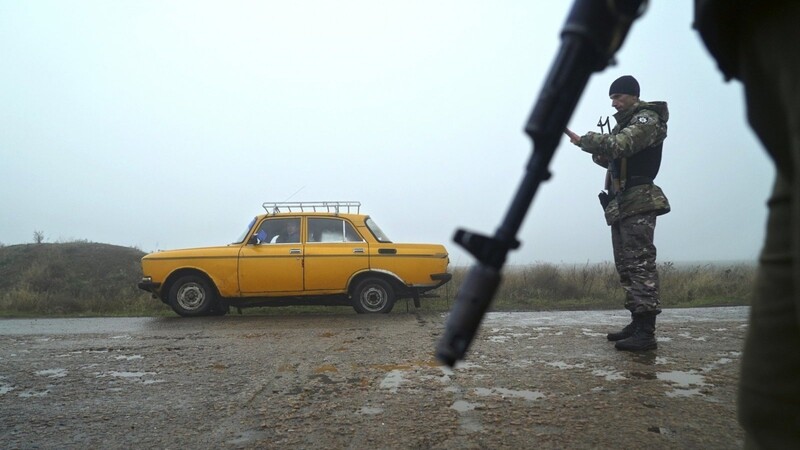 Berdyansk: Ein Auto wird an einem mit ukrainischen Polizisten besetzten Kontrollpunkt angehalten.